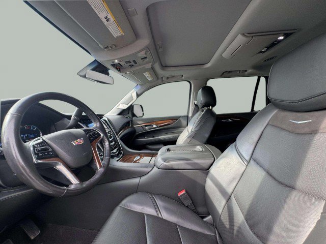 Used 2020 Cadillac Escalade Luxury w/ Escalade Sport Edition AWD/4WD image 18