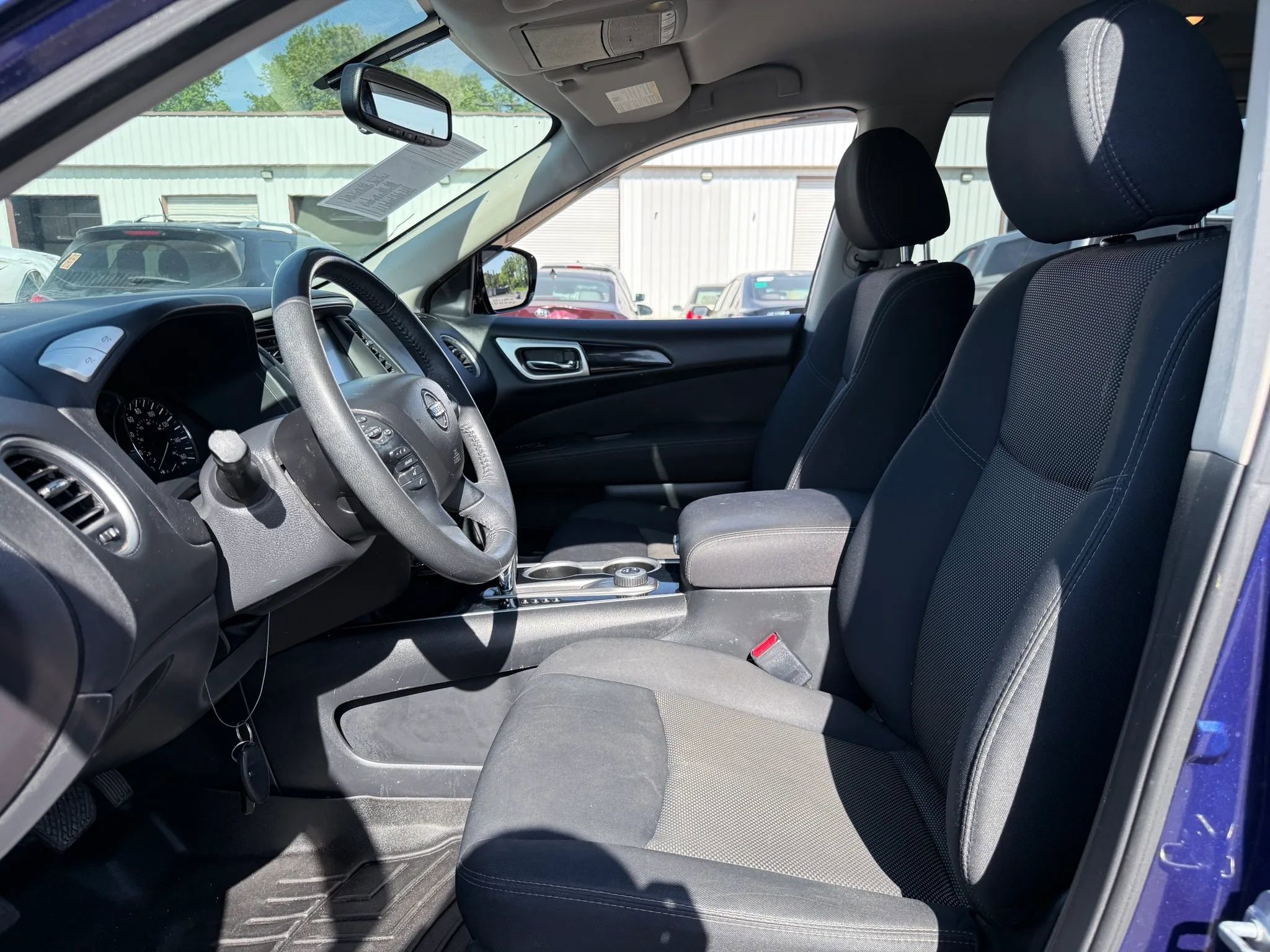 Used 2017 Nissan Pathfinder SV image 2