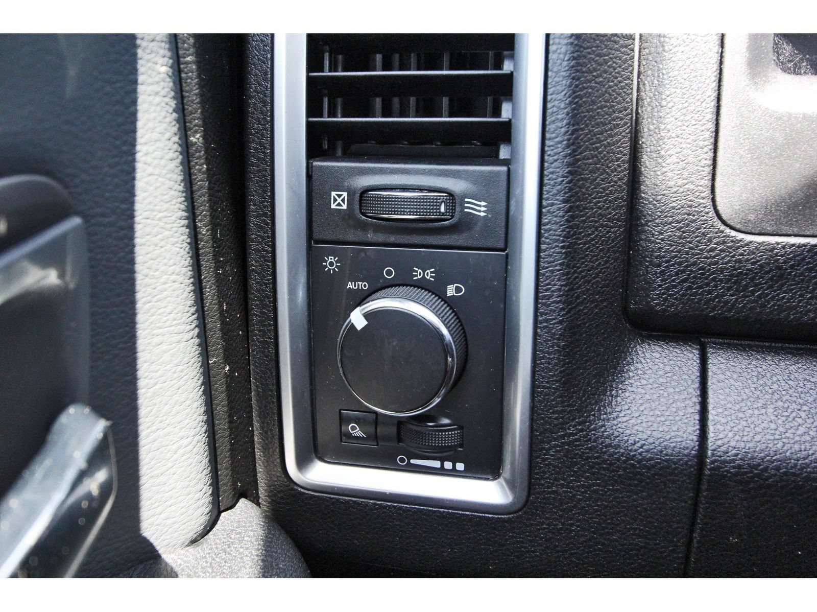 Used 2024 RAM 1500 Classic SLT AWD/4WD image 19