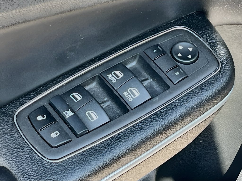 Used 2023 Chrysler 300 Touring RWD image 17
