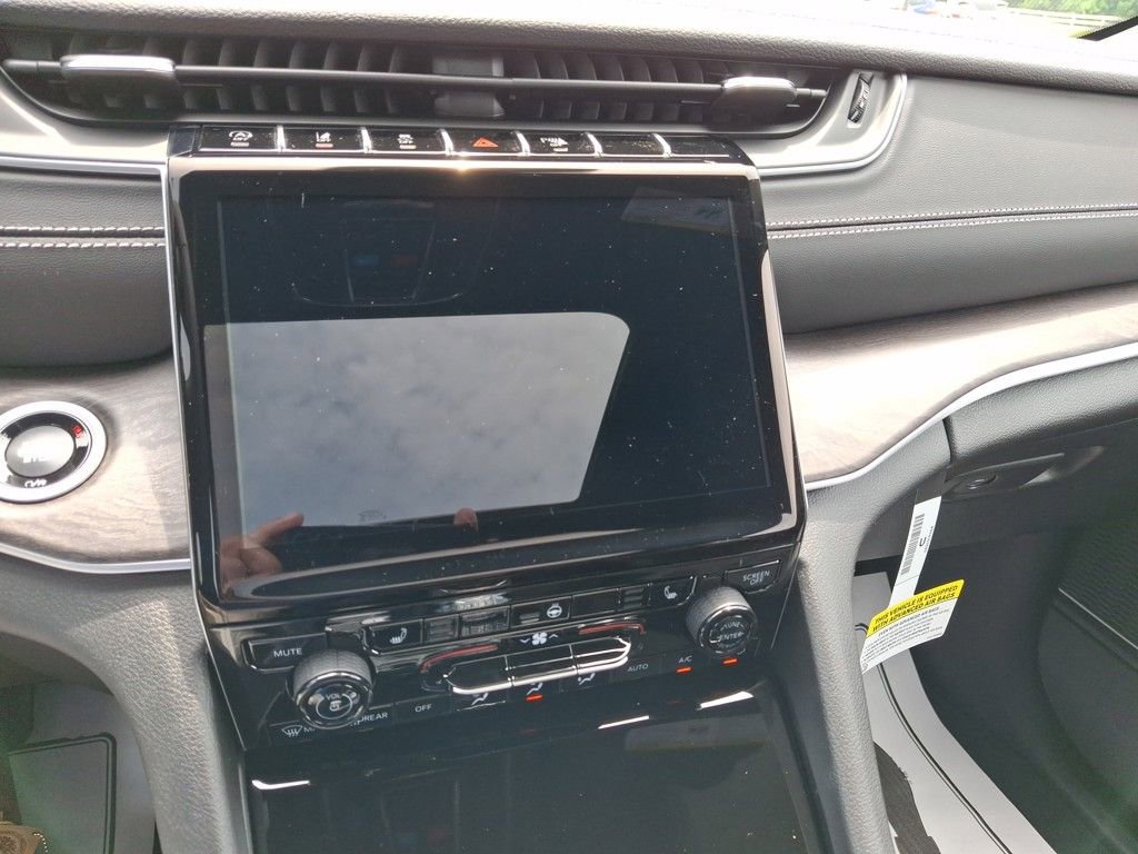 New 2025 Jeep Grand Cherokee Limited w/ Black Appearance Package image 16