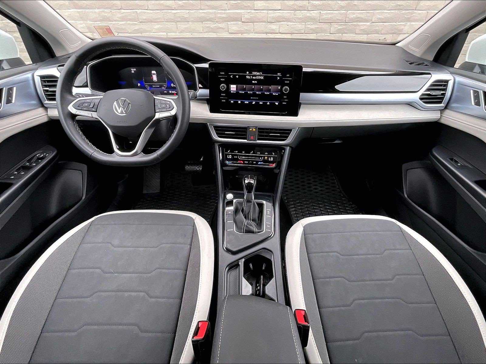 Certified 2025 Volkswagen Taos SE FWD image 15