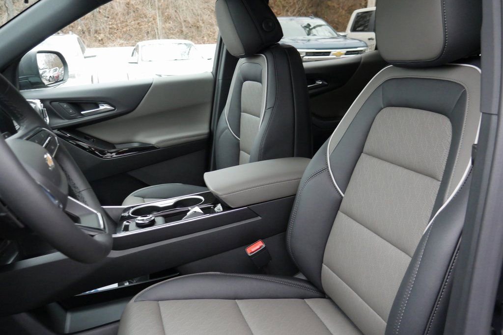 New 2026 Chevrolet Equinox LT w/ Convenience Package II FWD image 9
