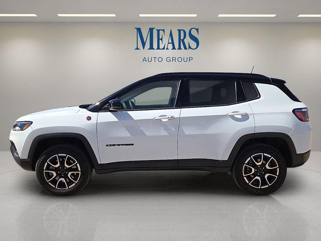 Used 2025 Jeep Compass Trailhawk AWD/4WD image 2