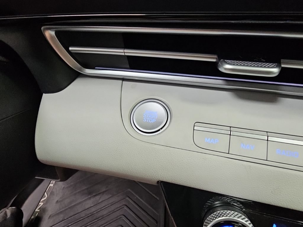Used 2025 Hyundai Elantra Limited FWD image 23