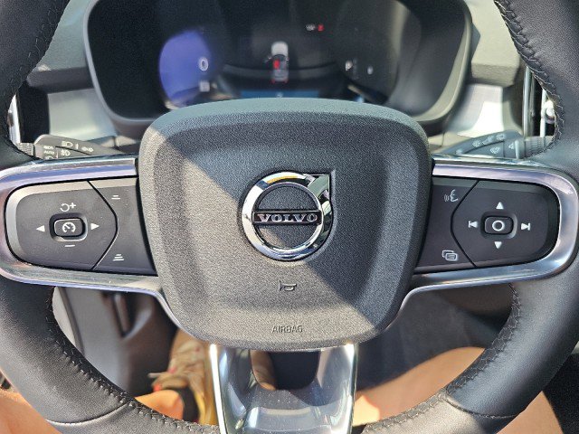 Used 2024 Volvo XC40 B5 Core image 16