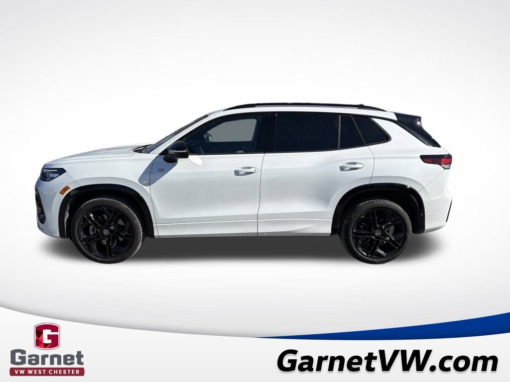 Certified 2025 Volkswagen Tiguan SE R-Line image 2