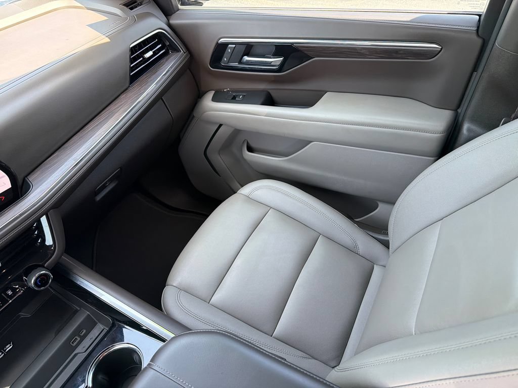 Used 2025 Chevrolet Tahoe LT AWD/4WD image 23