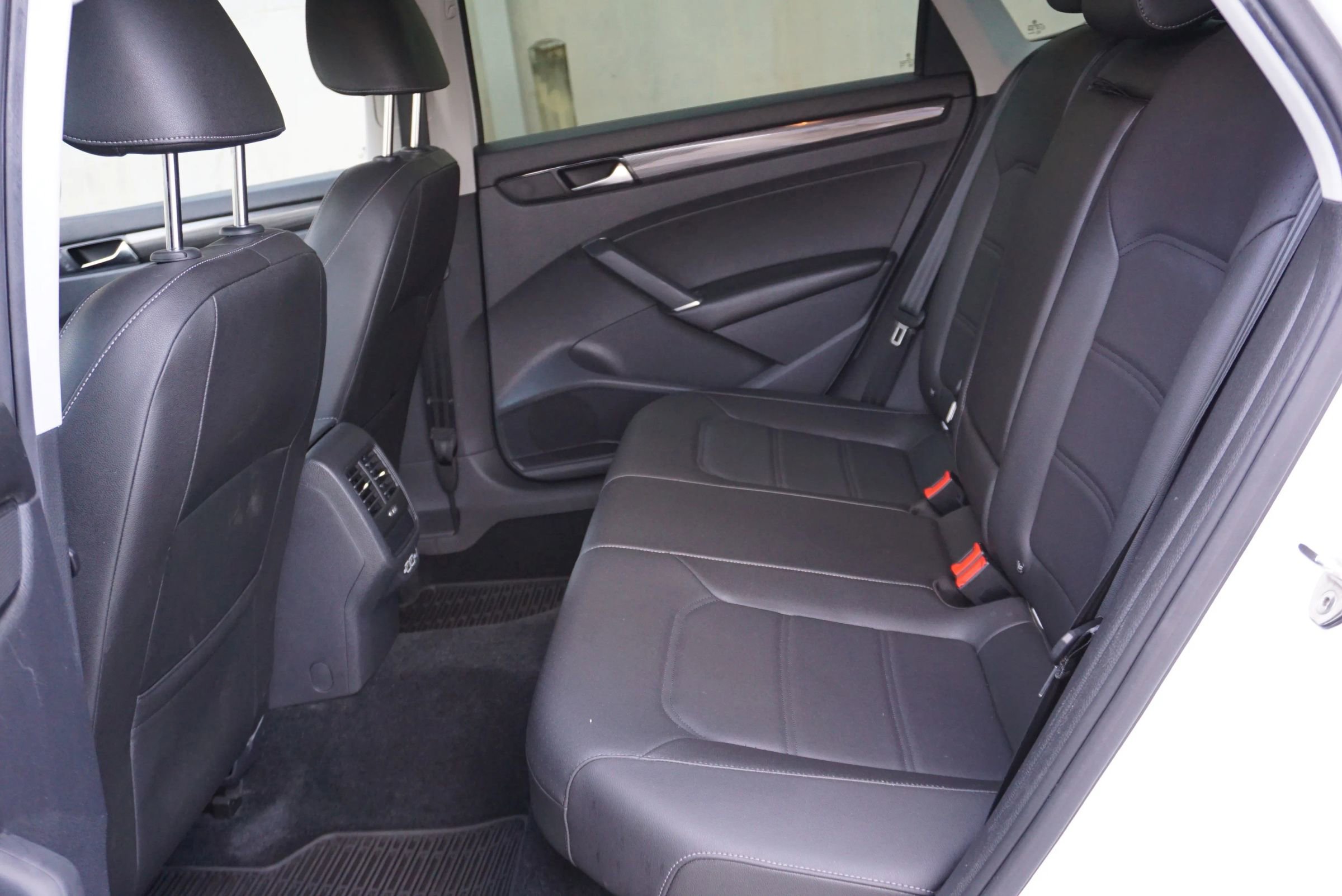 Used 2020 Volkswagen Passat 2.0T R-Line image 20