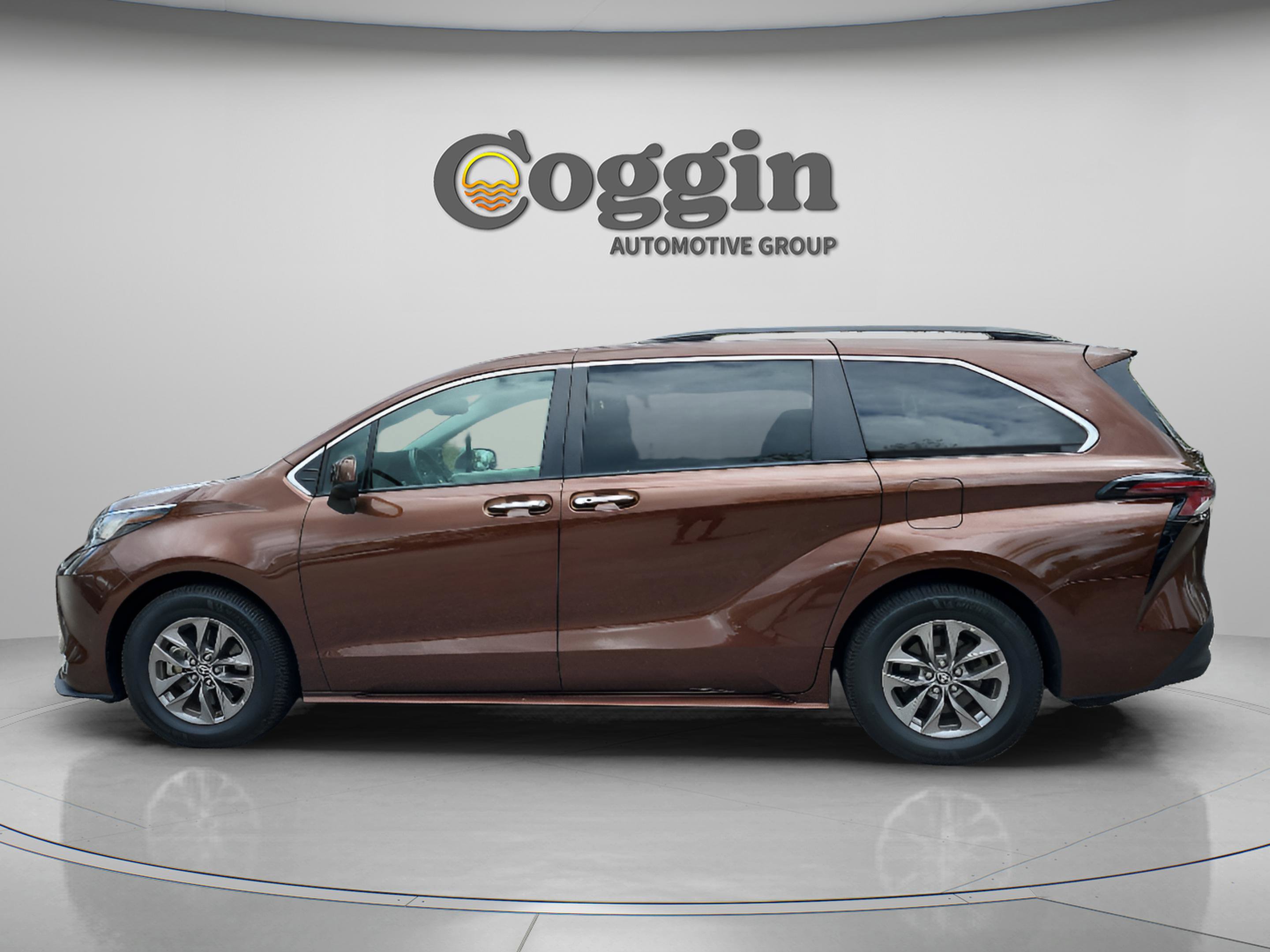 Used 2023 Toyota Sienna XLE image 2