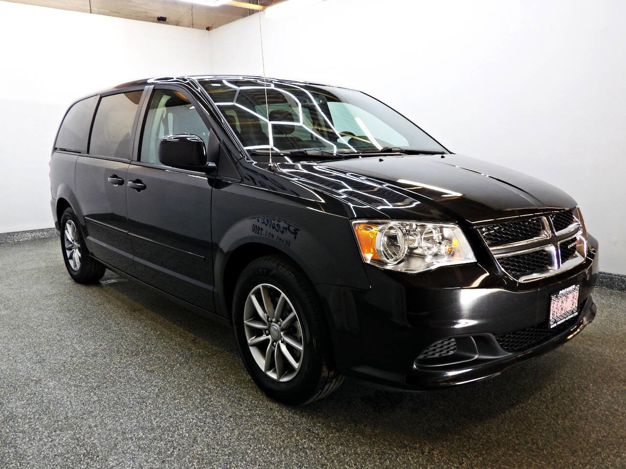 Used 2016 Dodge Grand Caravan SE image 3