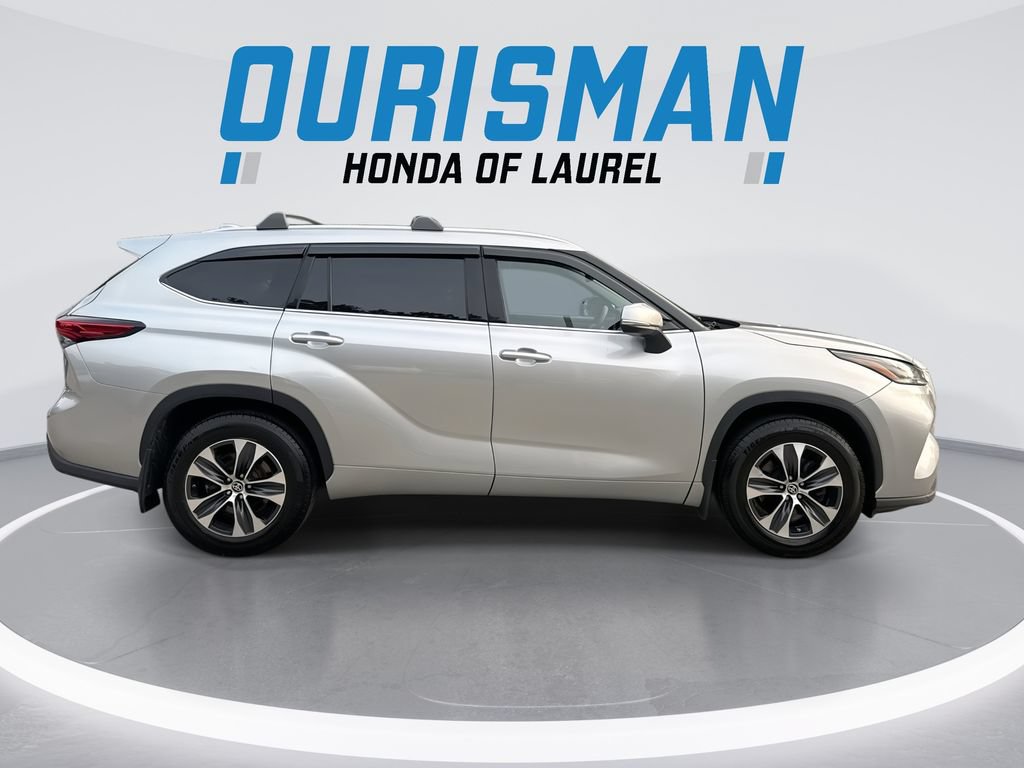 Used 2022 Toyota Highlander XLE AWD/4WD image 9