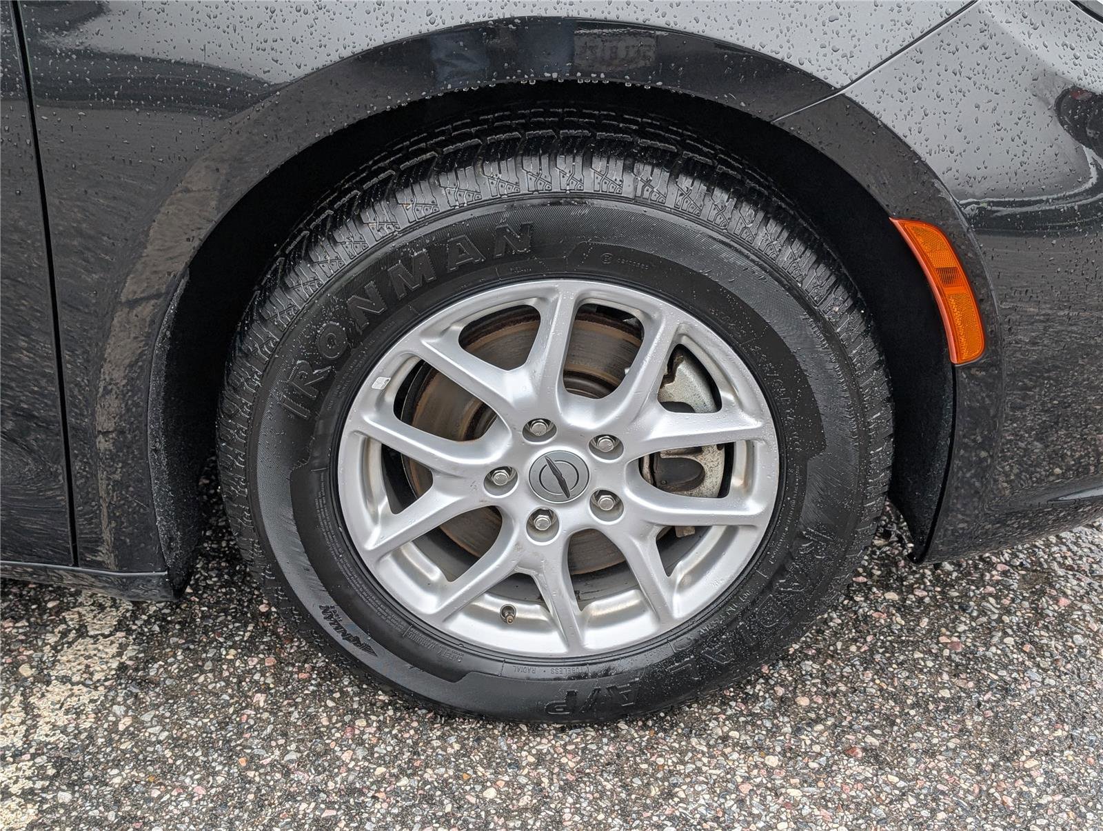 Used 2023 Chrysler Pacifica Touring-L image 9