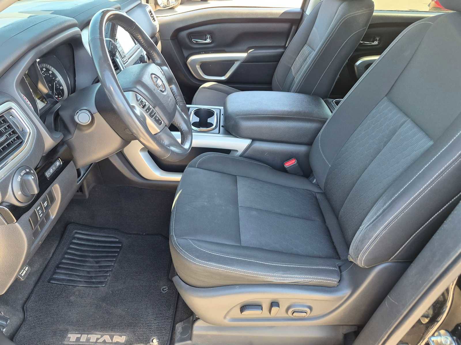 Used 2018 Nissan Titan SV w/ SV Convenience Package AWD/4WD image 21