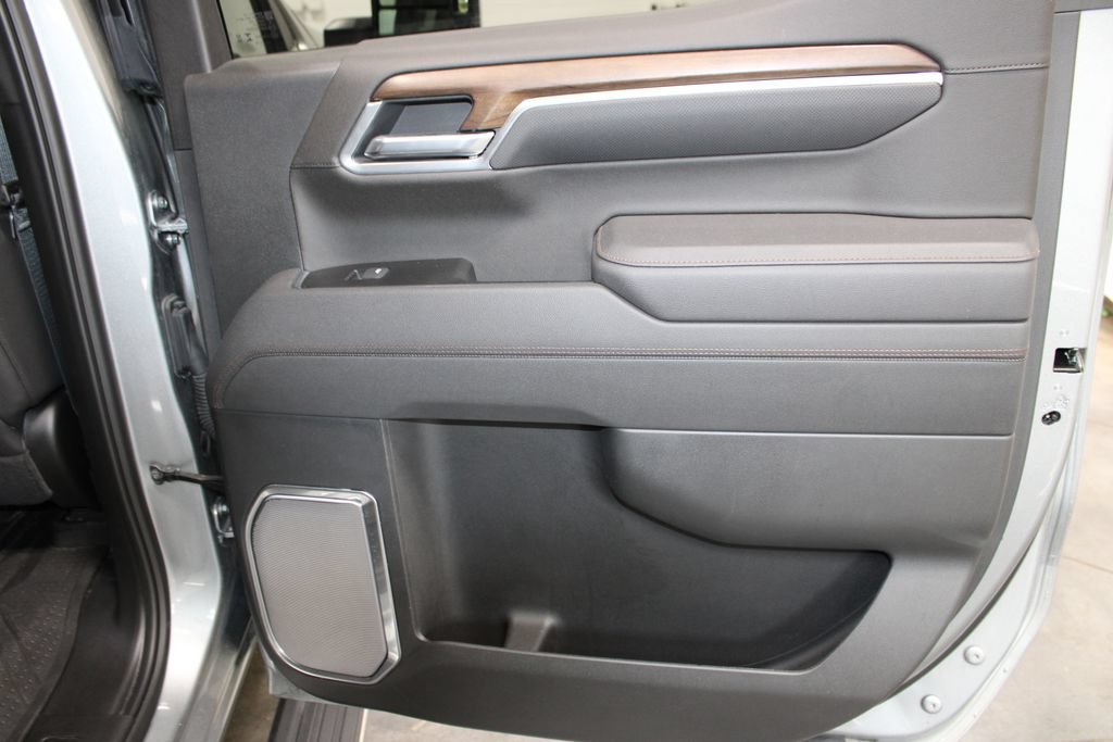 Used 2025 Chevrolet Silverado 1500 High Country w/ High Country Premium Package AWD/4WD image 35