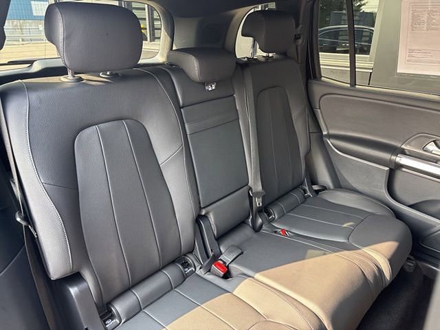 Used 2025 Mercedes-Benz GLB 250 4MATIC image 31