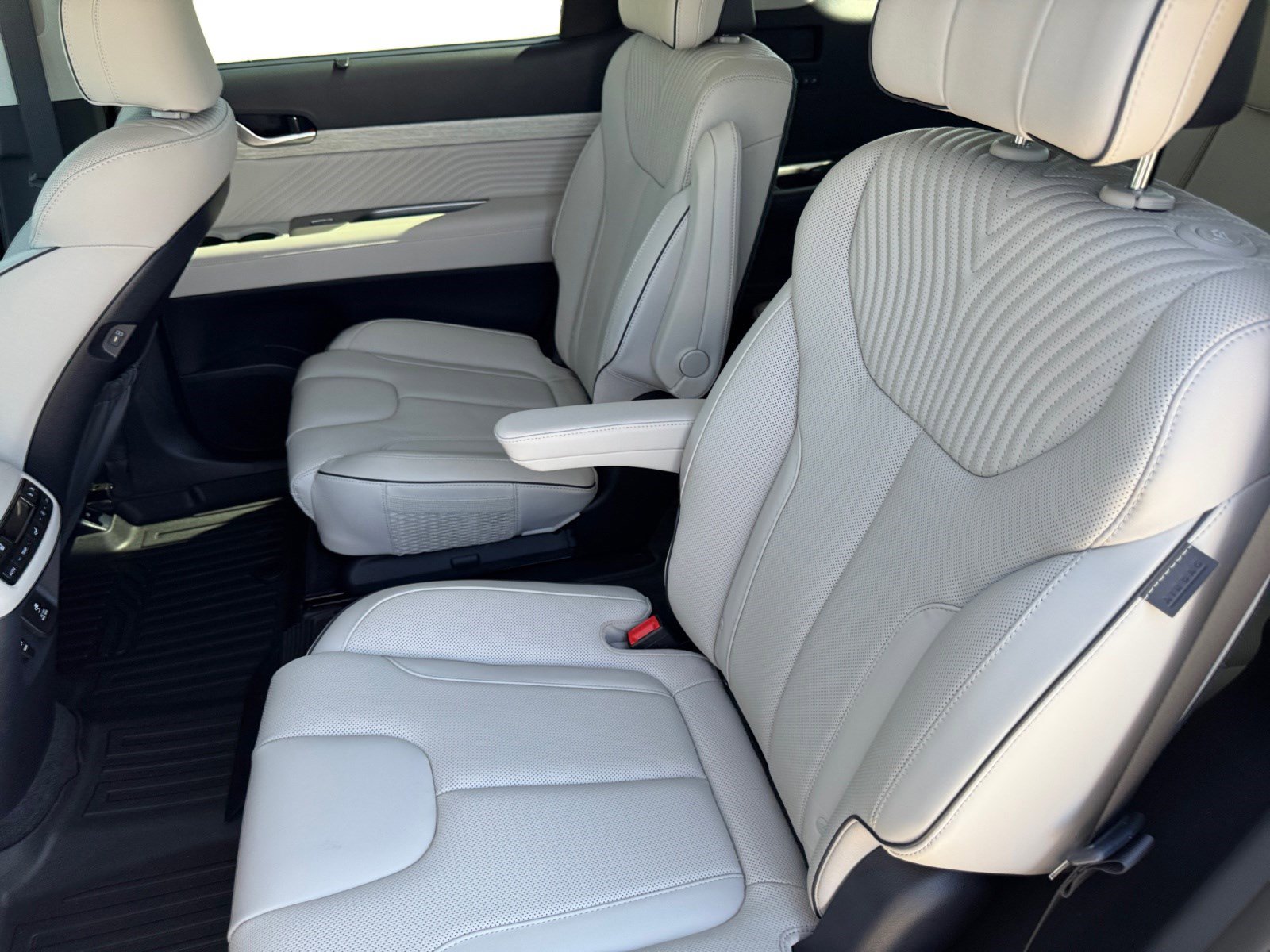 Used 2024 Hyundai Palisade Calligraphy image 13