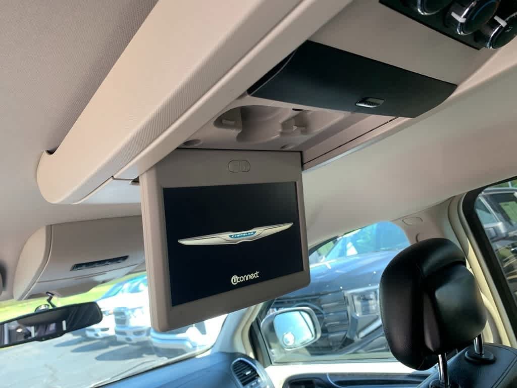 Used 2013 Chrysler Town & Country Touring FWD image 21