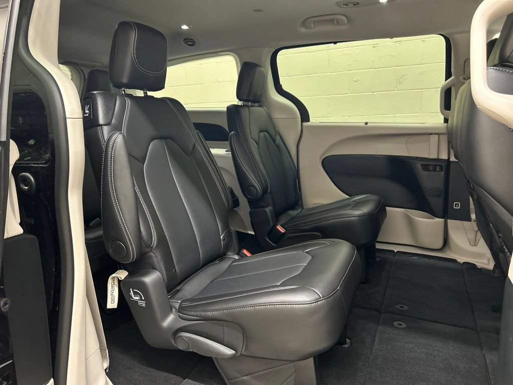 Used 2024 Chrysler Pacifica Touring-L FWD image 11
