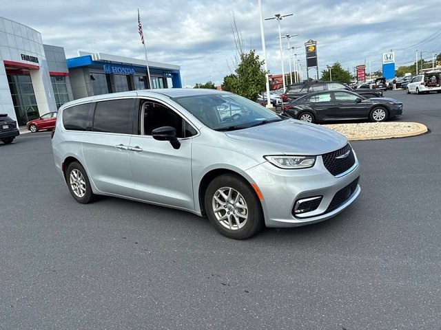 Used 2024 Chrysler Pacifica Touring-L FWD image 3