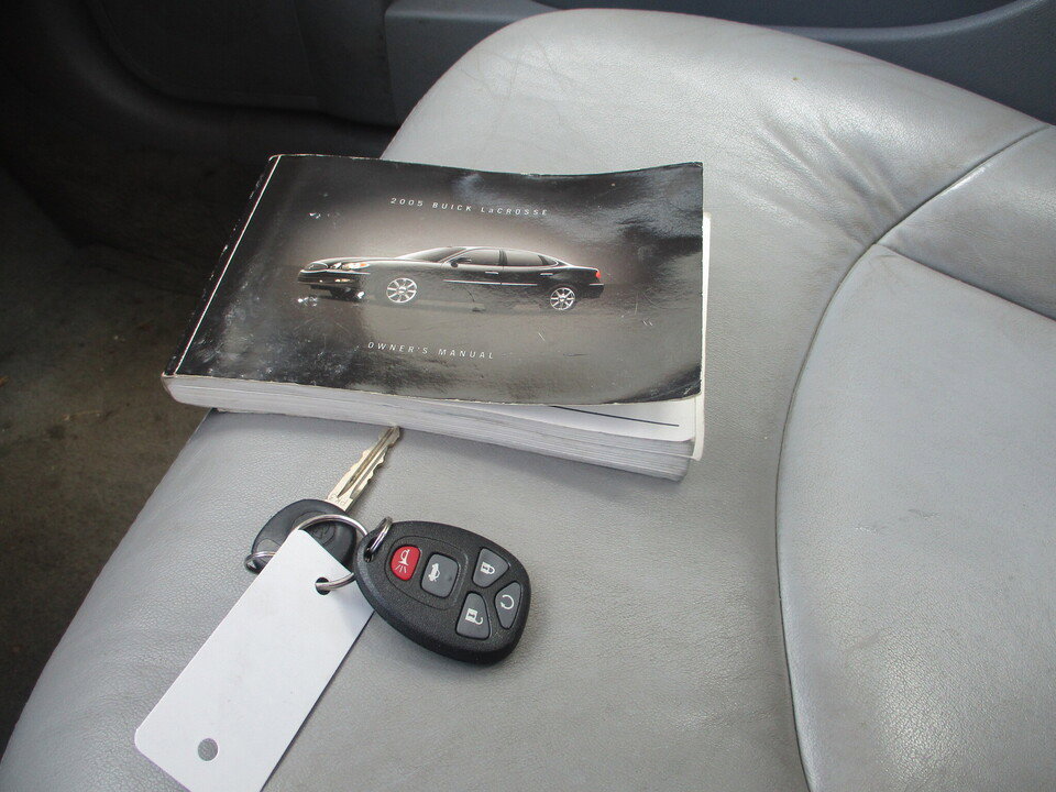 Used 2005 Buick LaCrosse CXL FWD image 36