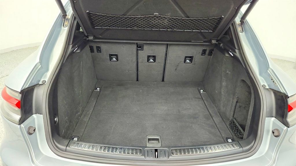 Used 2020 Porsche Macan AWD with Premium Package Plus image 23