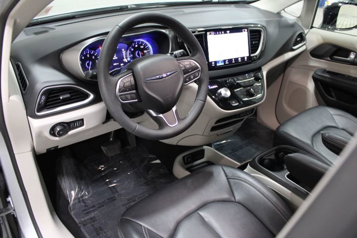 Used 2024 Chrysler Pacifica Touring-L image 44