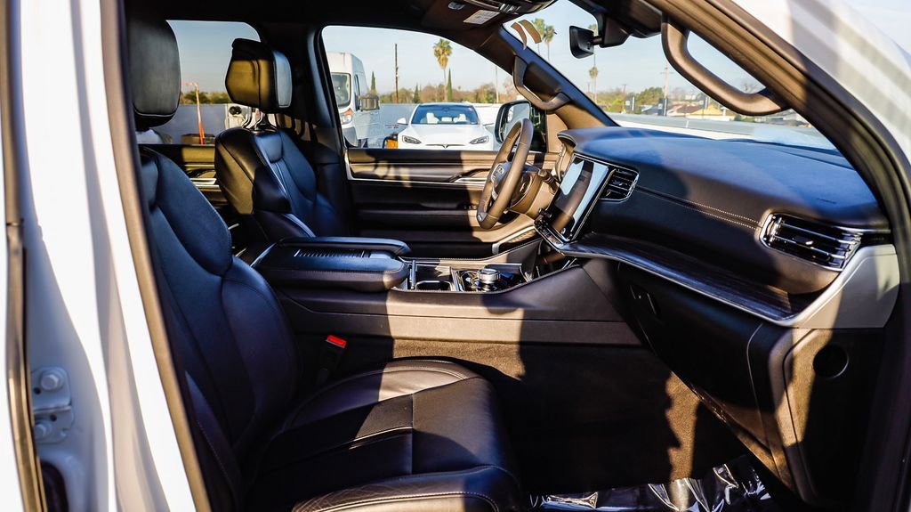 Used 2024 Jeep Wagoneer Series II w/ Flexible Seating Group image 20