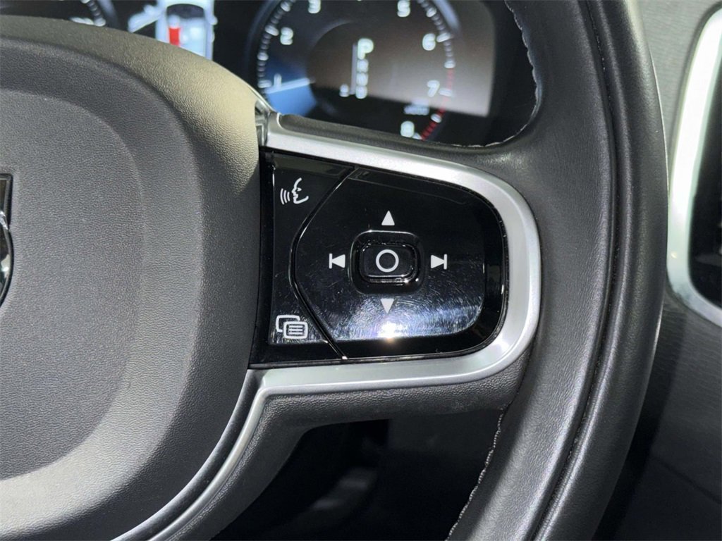 Used 2022 Volvo XC90 T6 Momentum w/ Advanced Package image 27