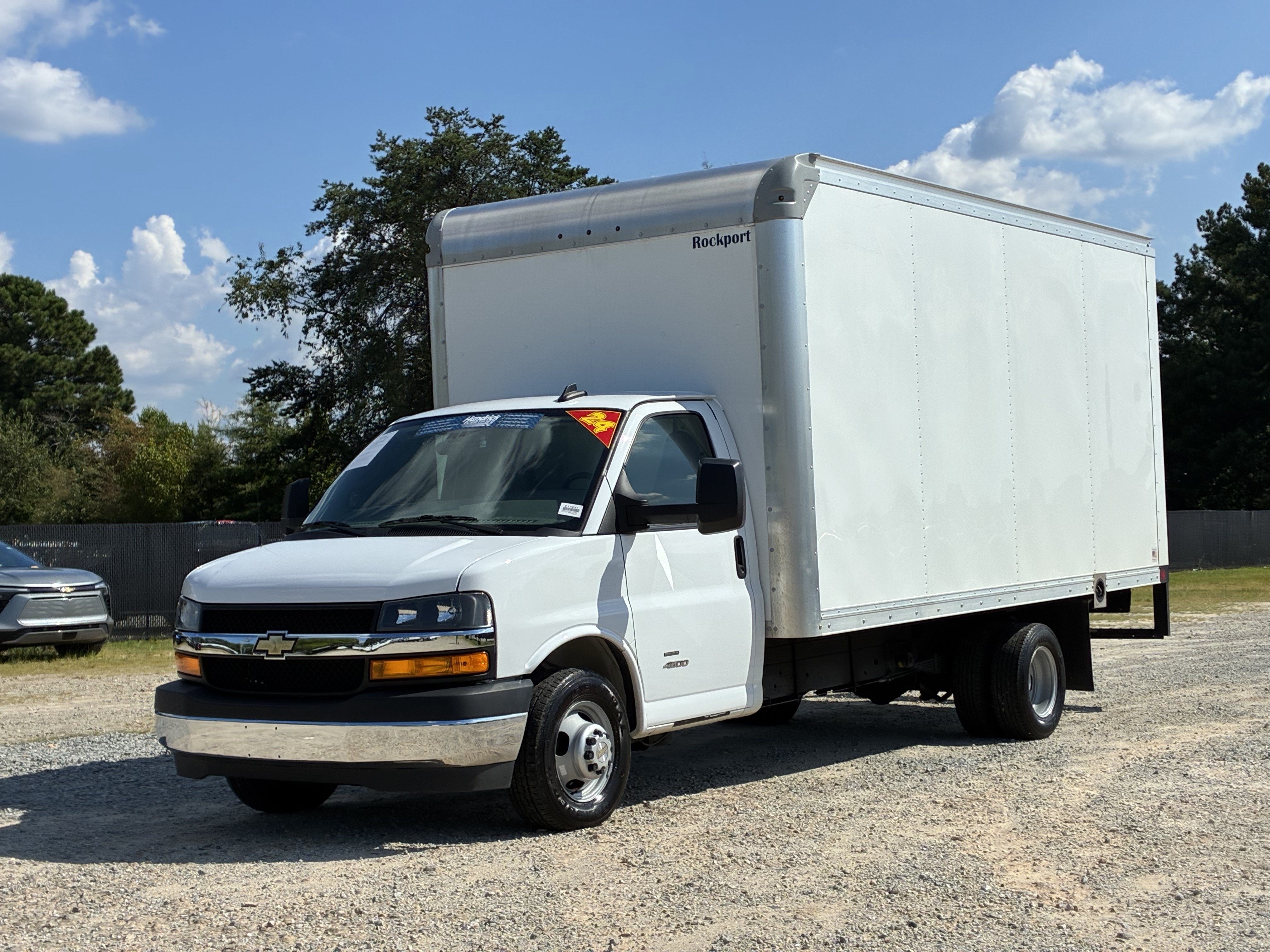 Used 2024 Chevrolet Express 4500 Extended w/ Power Convenience Package RWD image 5