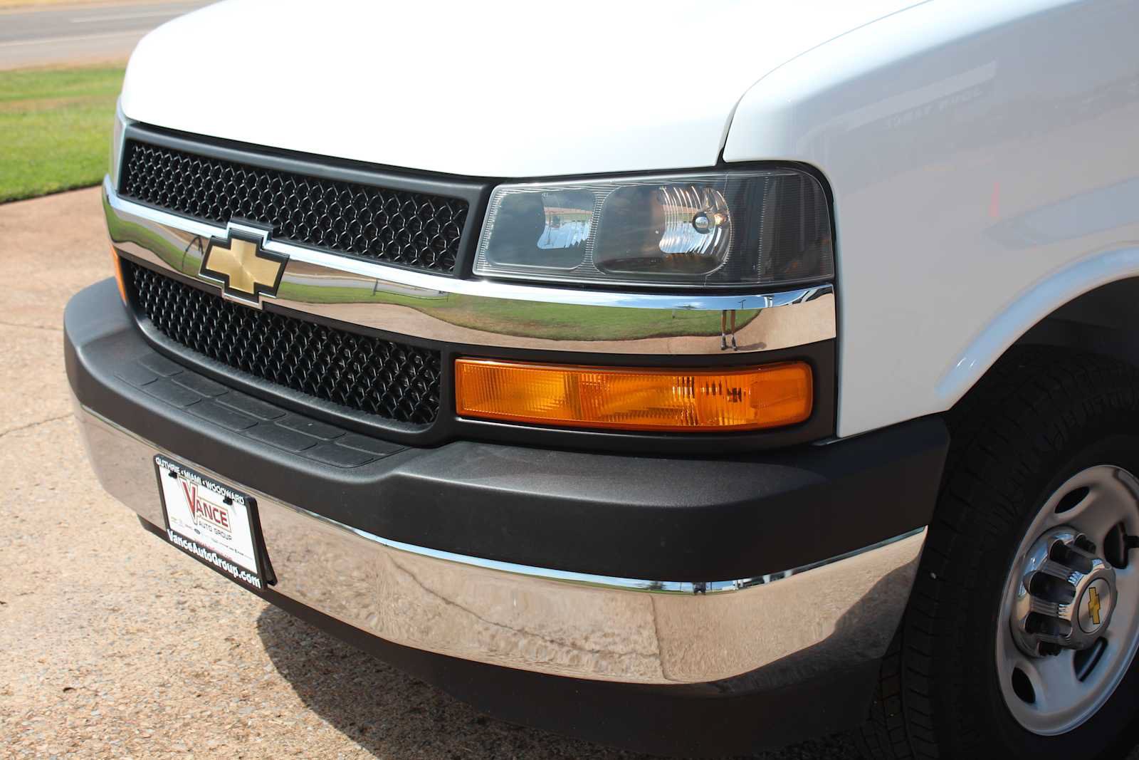 Used 2025 Chevrolet Express 3500 LT w/ LT Preferred Equipment Group RWD image 5