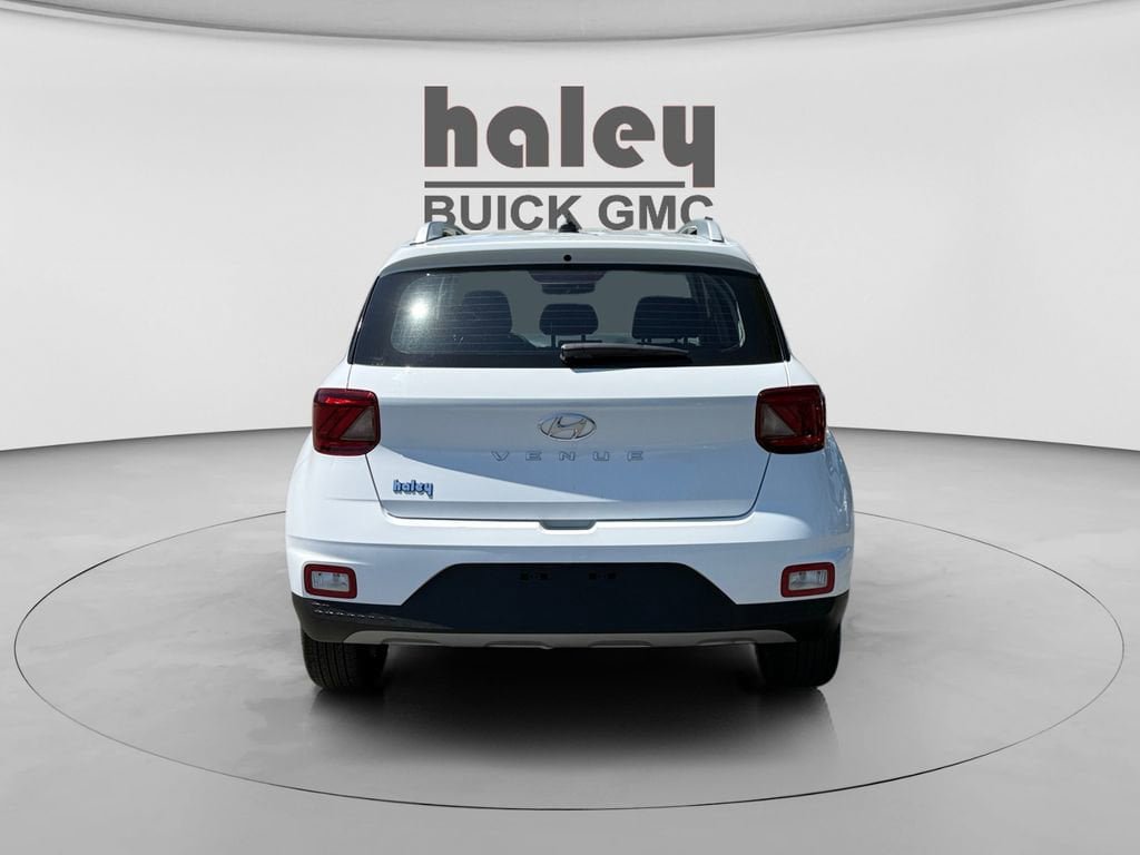 Used 2025 Hyundai Venue SEL FWD image 3