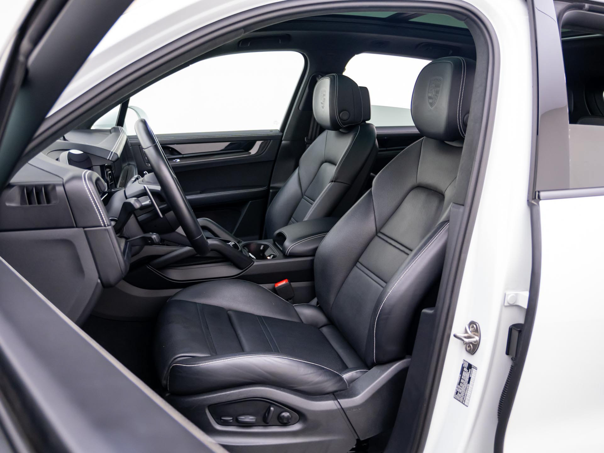 Certified 2025 Porsche Cayenne GTS AWD/4WD image 5