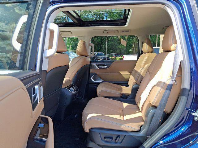 Used 2025 INFINITI QX80 Sensory image 12