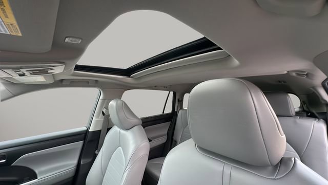 Used 2025 Toyota Highlander XLE FWD image 12