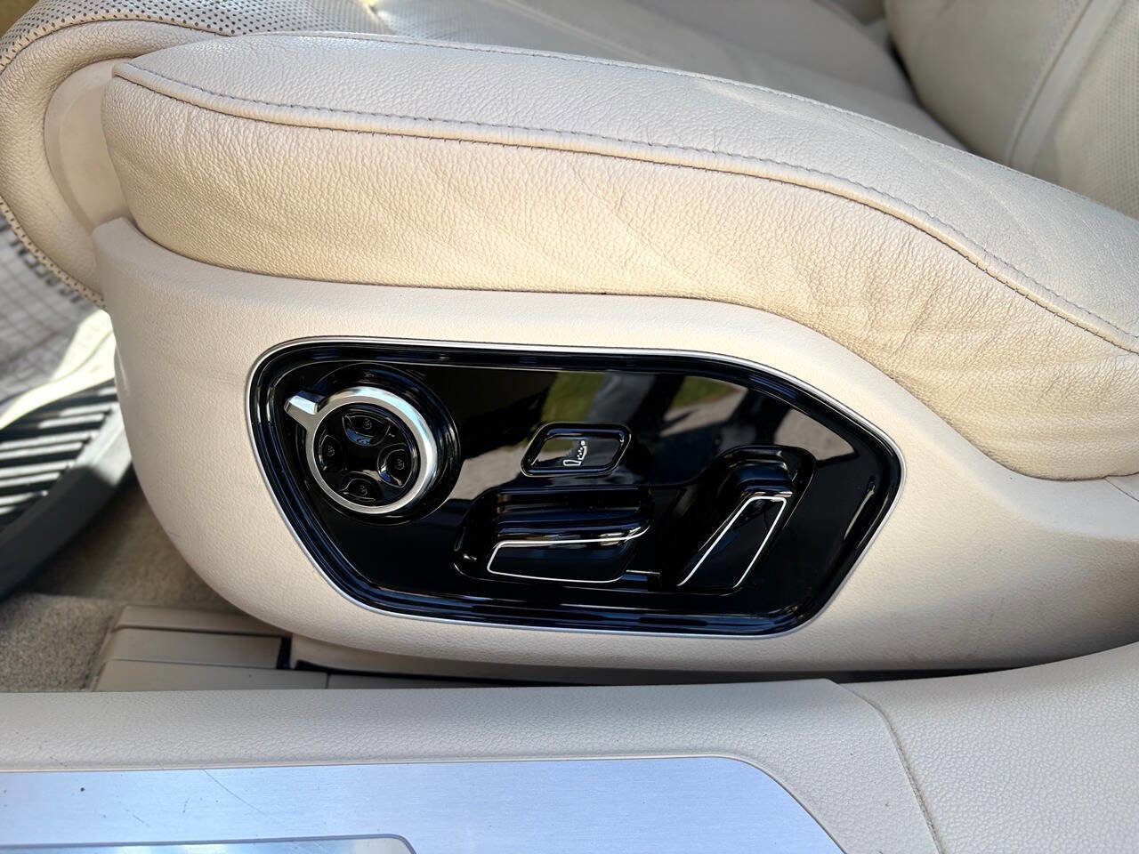 Used 2014 Audi A8 L TDI w/ Premium Package image 16