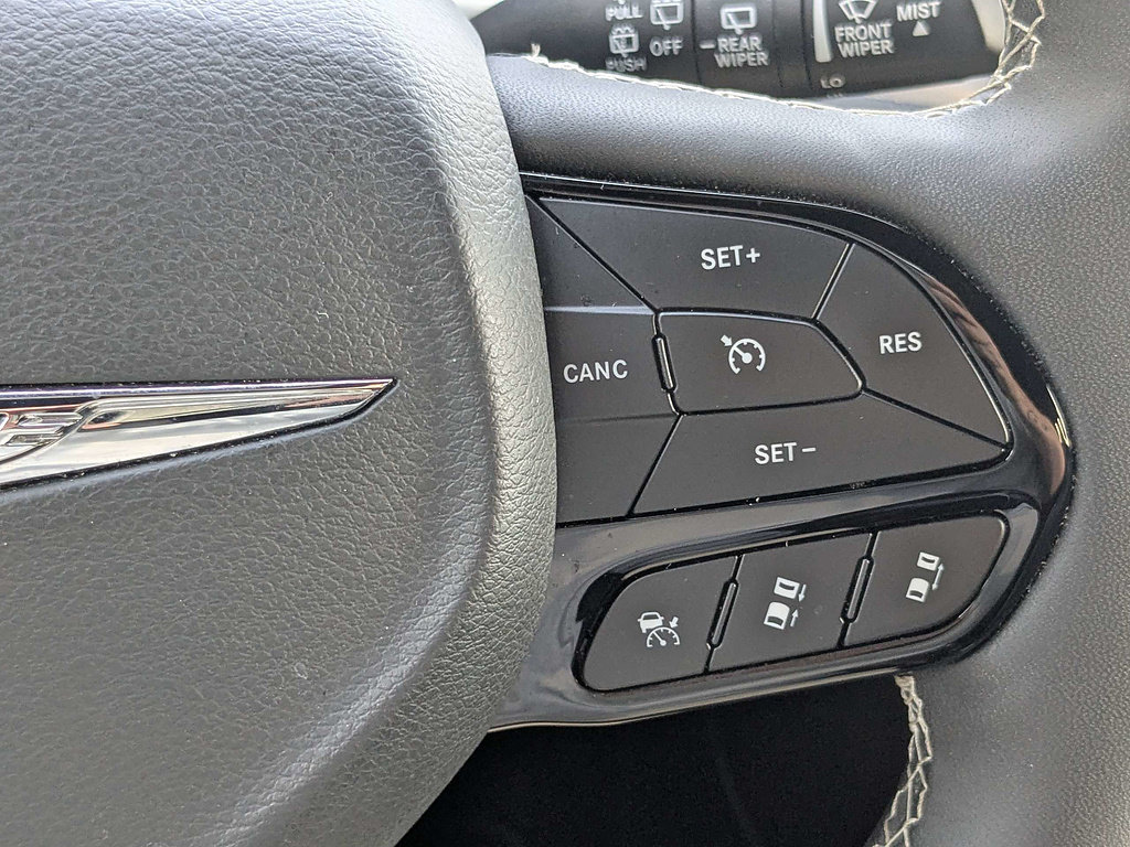 Used 2025 Chrysler Pacifica Limited FWD image 28