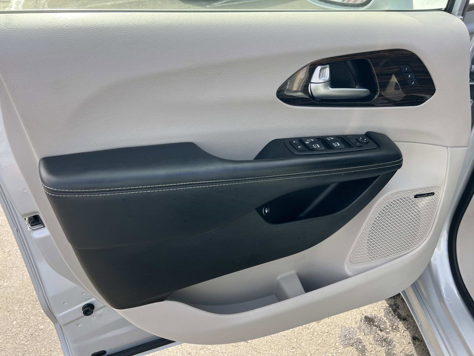 Used 2022 Chrysler Pacifica Limited w/ Uconnect Theater Family Group image 6