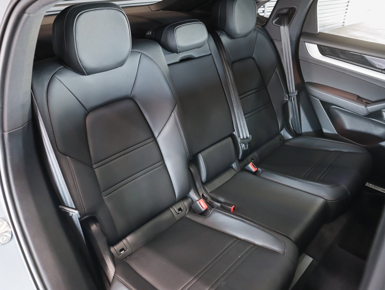 Certified 2025 Porsche Cayenne Coupe image 6