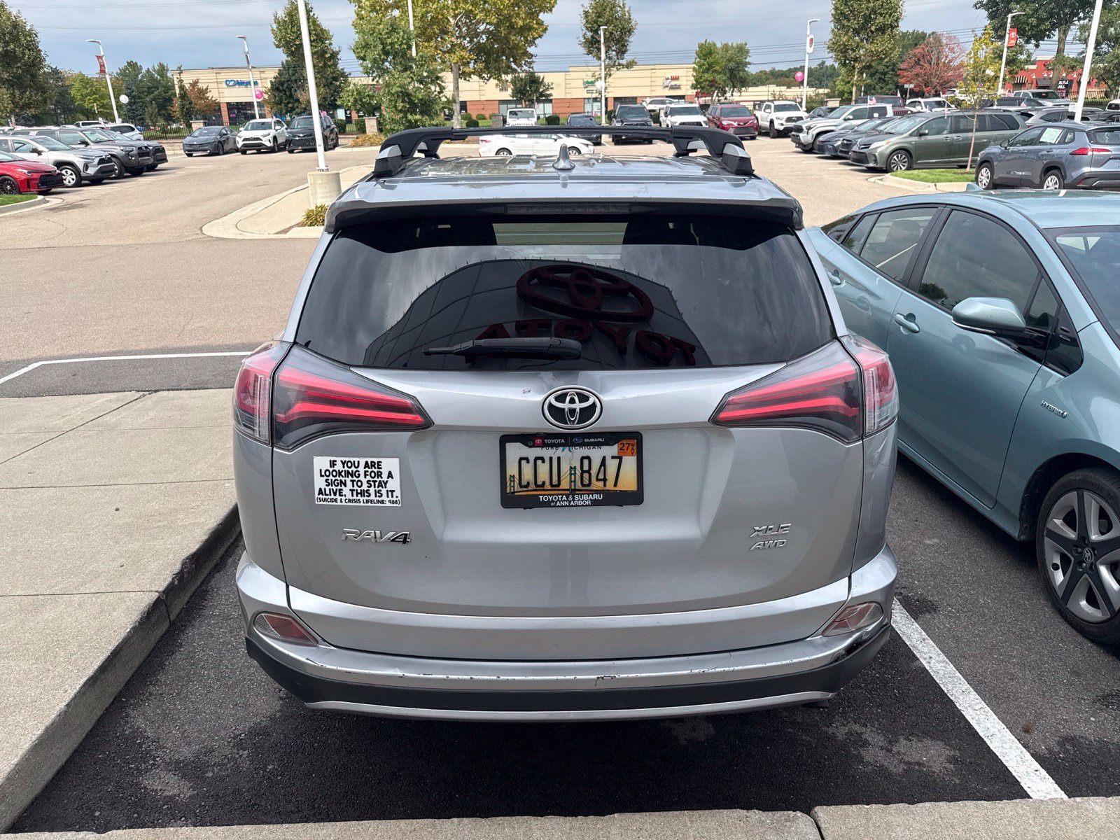 Used 2018 Toyota RAV4 XLE AWD/4WD image 2