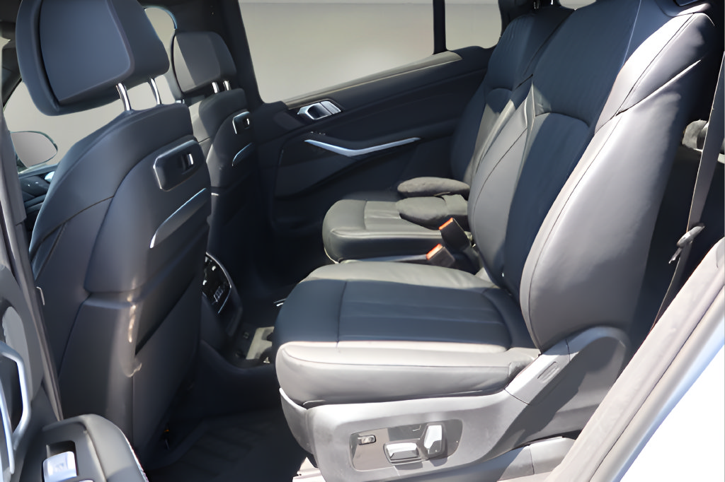 Used 2025 BMW X7 M60i w/ Executive Package AWD/4WD image 36