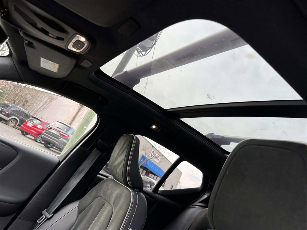 Used 2021 Volvo XC40 T5 R-Design w/ Climate Package image 19