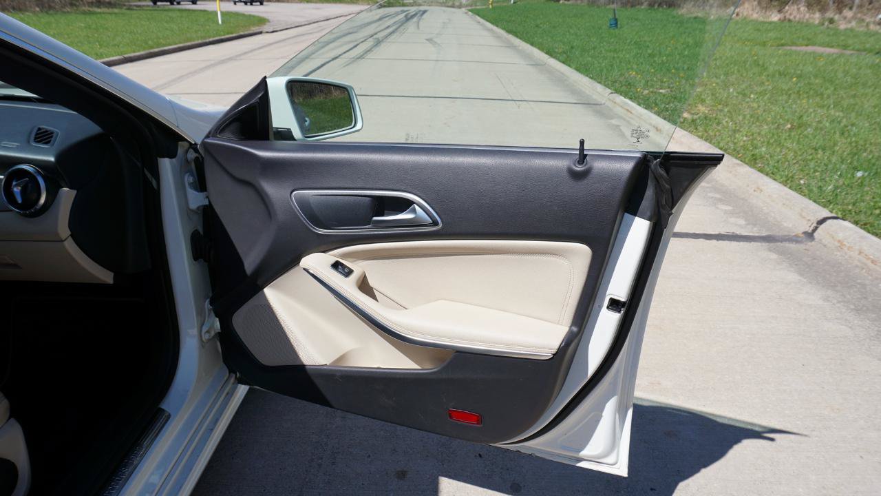 Used 2015 Mercedes-Benz CLA 250 image 23