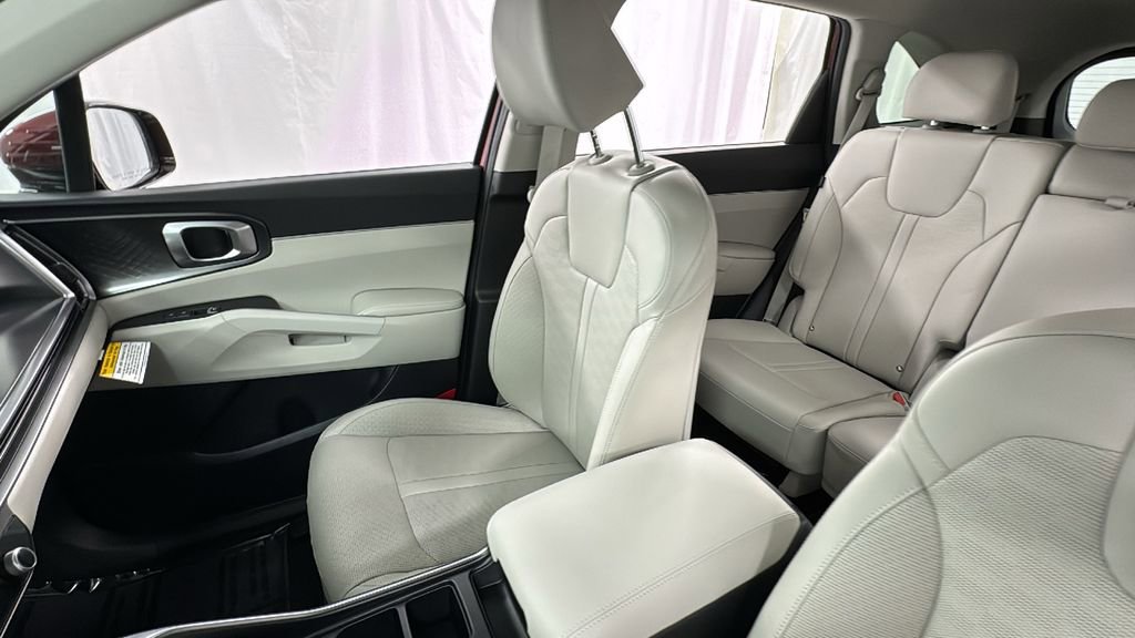 Used 2025 Kia Sorento S image 13