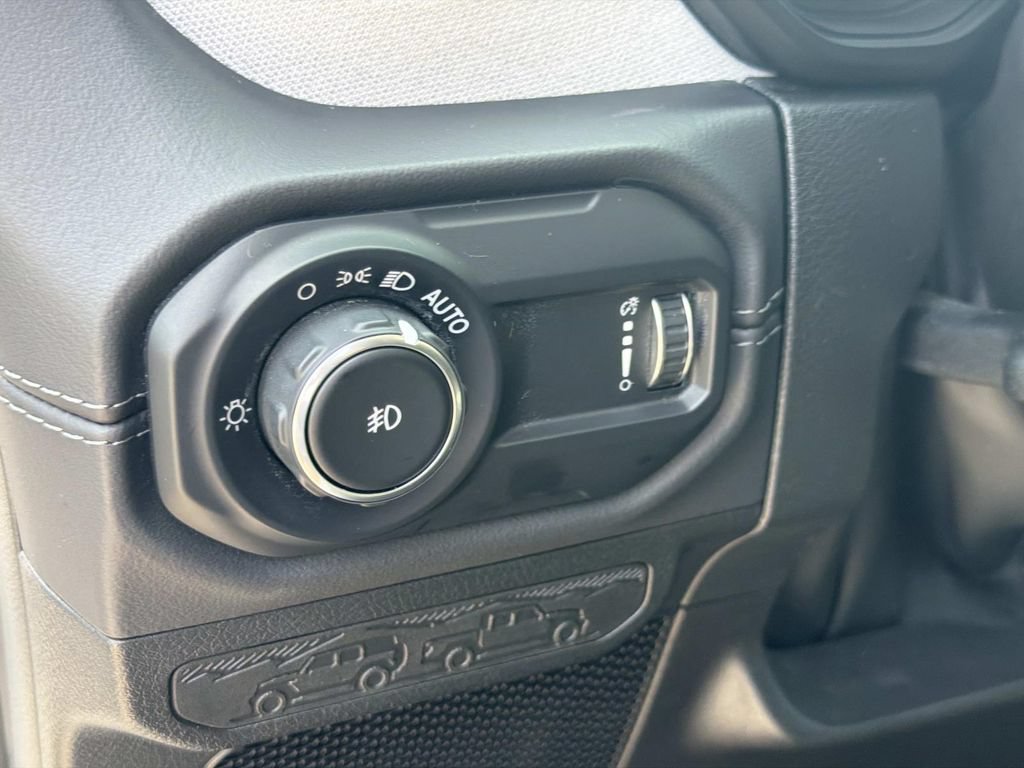 Used 2025 Jeep Wrangler Unlimited Sahara AWD/4WD image 23