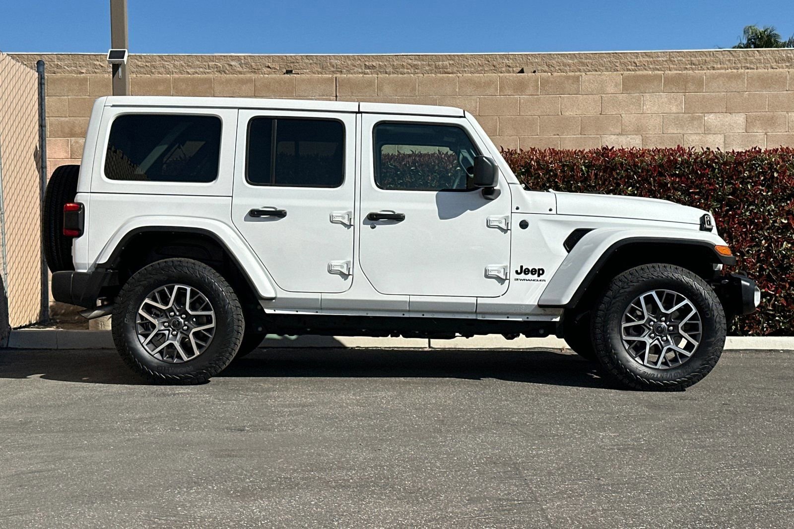 Used 2025 Jeep Wrangler Sahara image 3