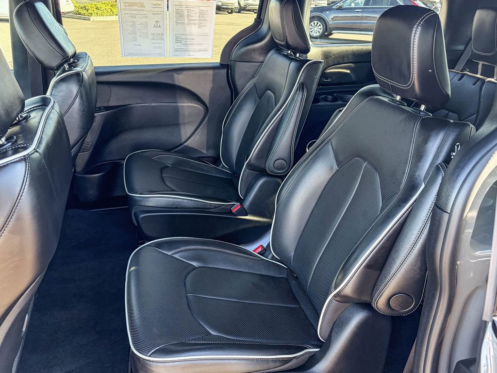 Used 2025 Chrysler Pacifica Premium image 43