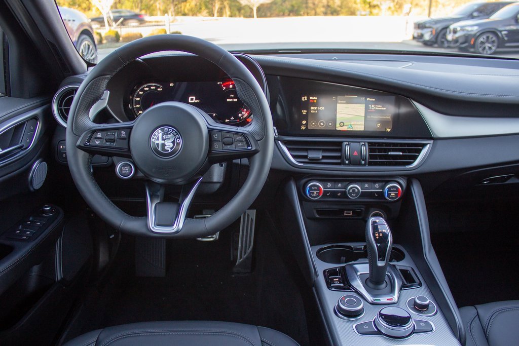 Used 2025 Alfa Romeo Giulia AWD image 13
