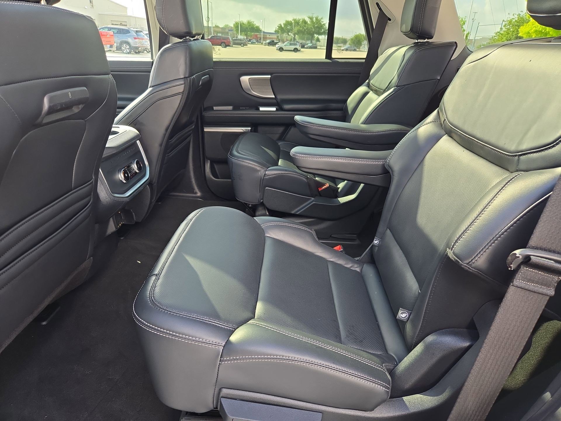 Used 2025 Ford Expedition Platinum image 29