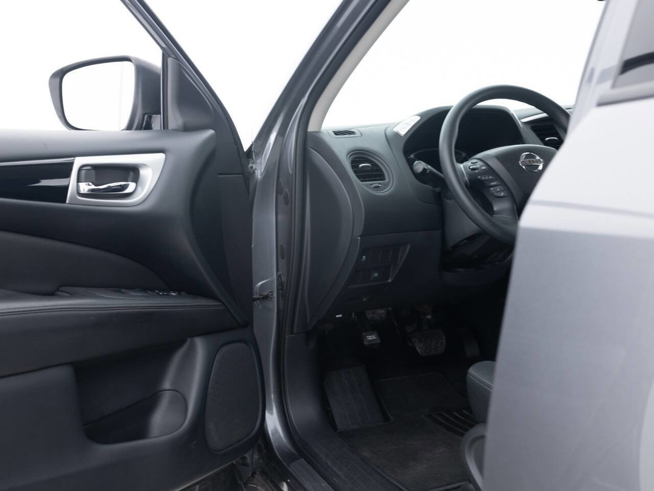 Used 2018 Nissan Pathfinder S AWD/4WD image 24